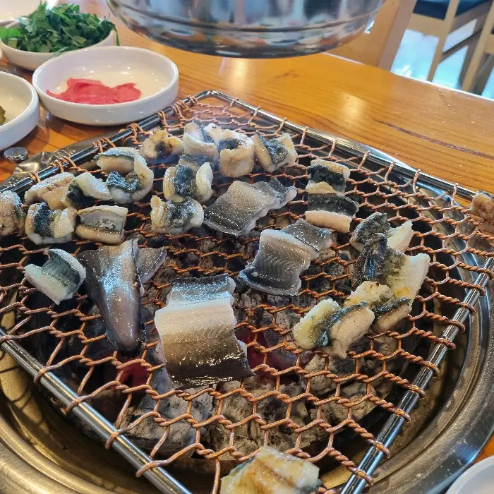 숯불 위에서 구워지는 장어