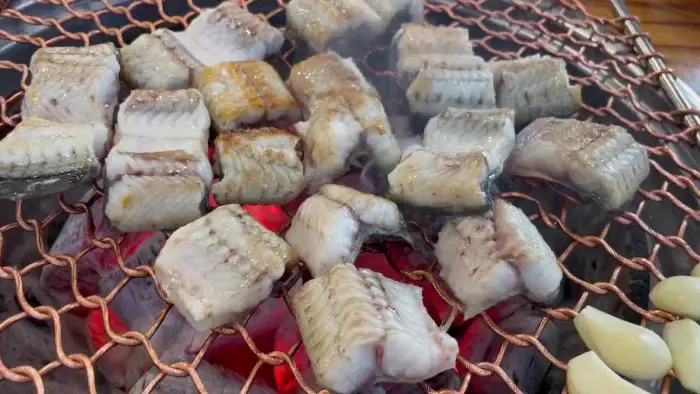 불 위에서 익어가는 장어