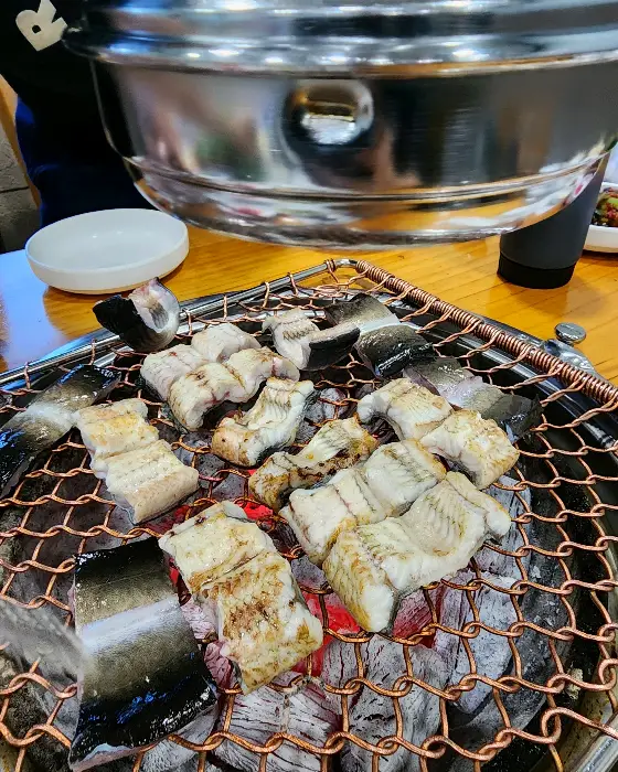 상추쌈에 싸인 장어