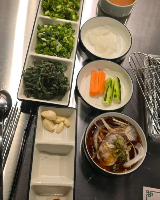 기본 반찬으로 제공되는 콩나물국과 신선한 쌈 채소들