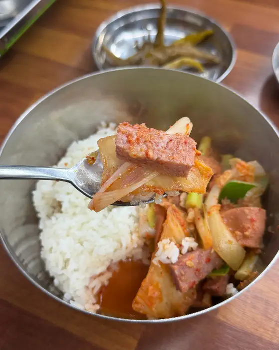 부대찌개의 건더기와 밥을 섞은 모습. 햄과 야채가 푸짐하게 들어있습니다.