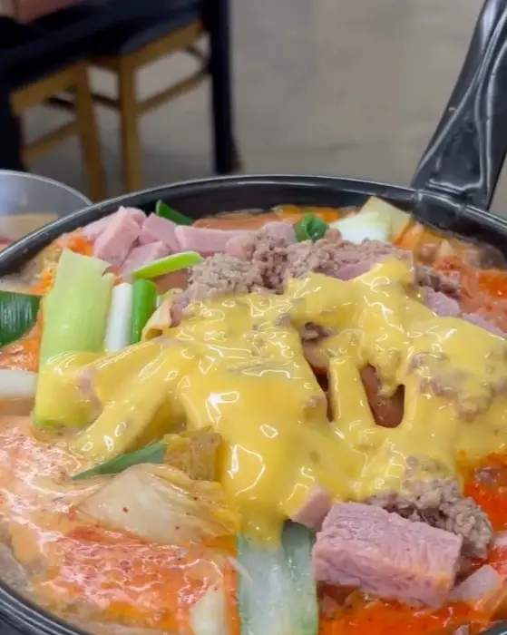 부대찌개 위에 녹아내리는 치즈와 햄, 야채가 어우러진 모습