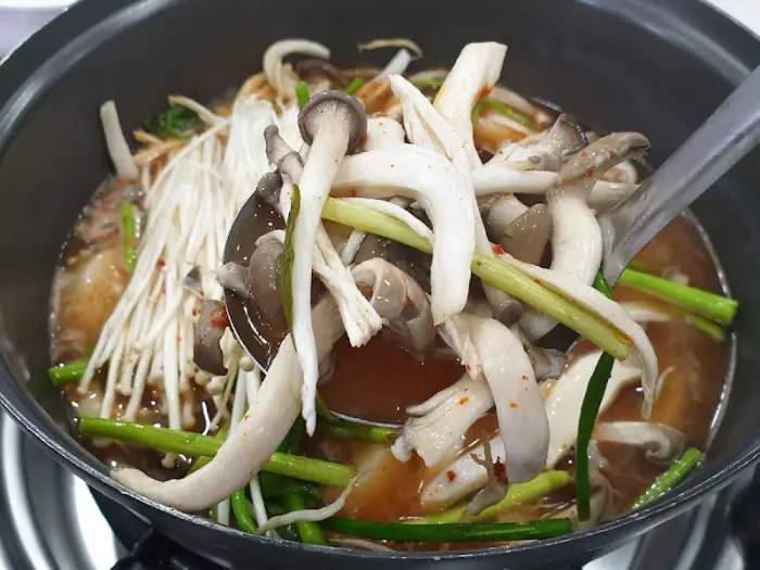 버섯과 채소가 듬뿍 담긴 매운탕