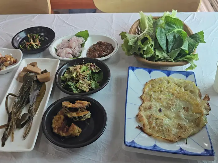 장어구이와 밑반찬