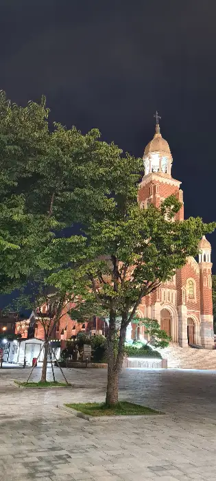 저녁에 조명이 켜진 성당 모습