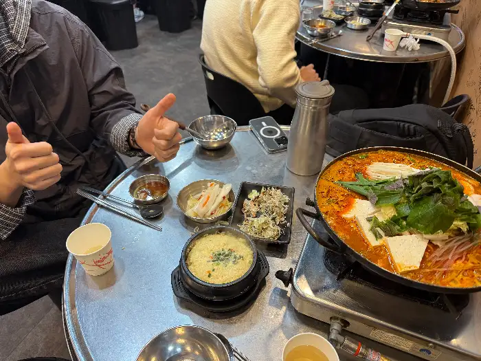 테이블에 차려진 푸짐한 식사 상차림