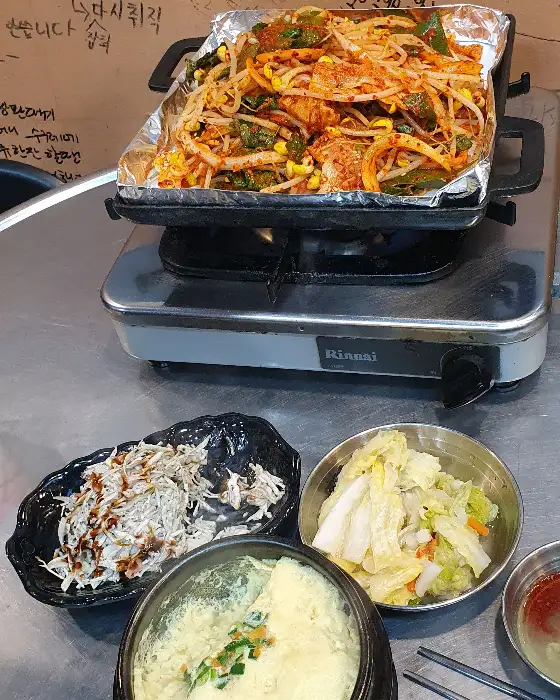 철판 위에서 볶아지는 수구레 볶음