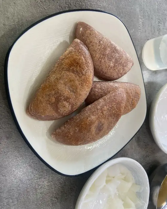 노릇하게 구워진 수수부꾸미