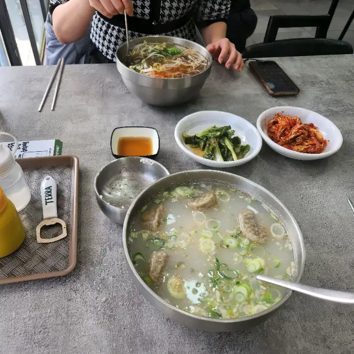 시원한 물막국수와 곁들임 반찬