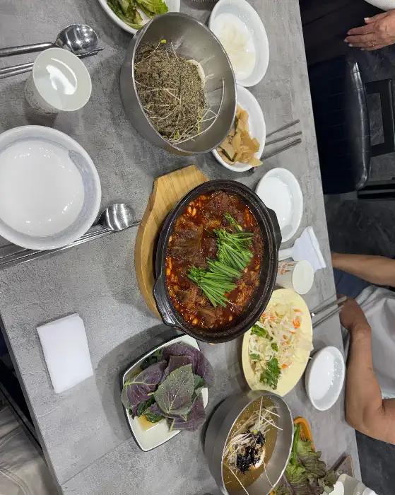 다양한 메뉴가 한 상 가득 차려진 모습