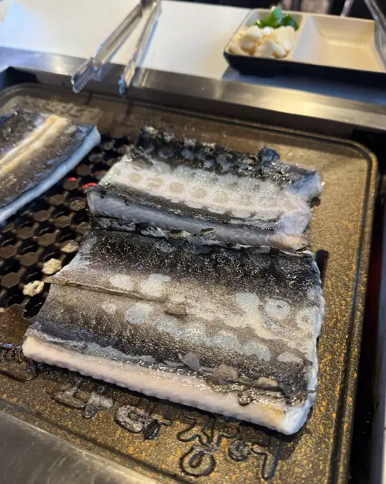 불판 위에서 지글지글 익어가는 장어