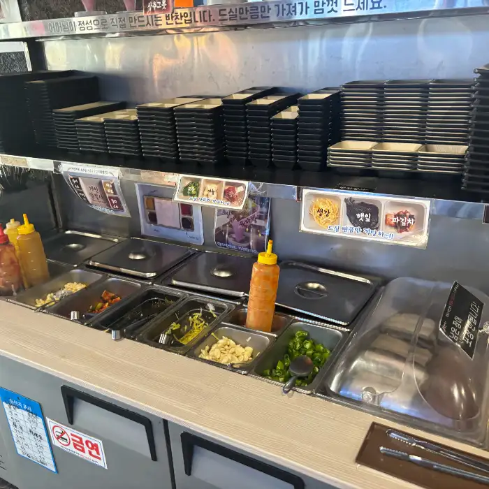 다양한 반찬과 소스가 준비된 셀프바