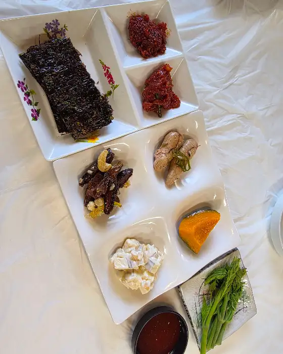 다양한 밑반찬이 차려진 모습