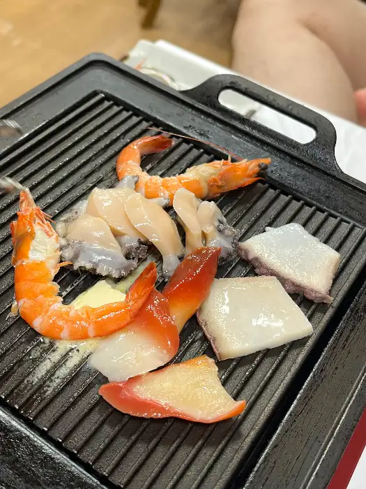 그릴 위에서 구워지는 대게와 해산물