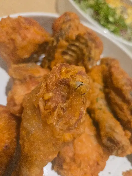 황금빛으로 잘 튀겨진 치킨의 모습