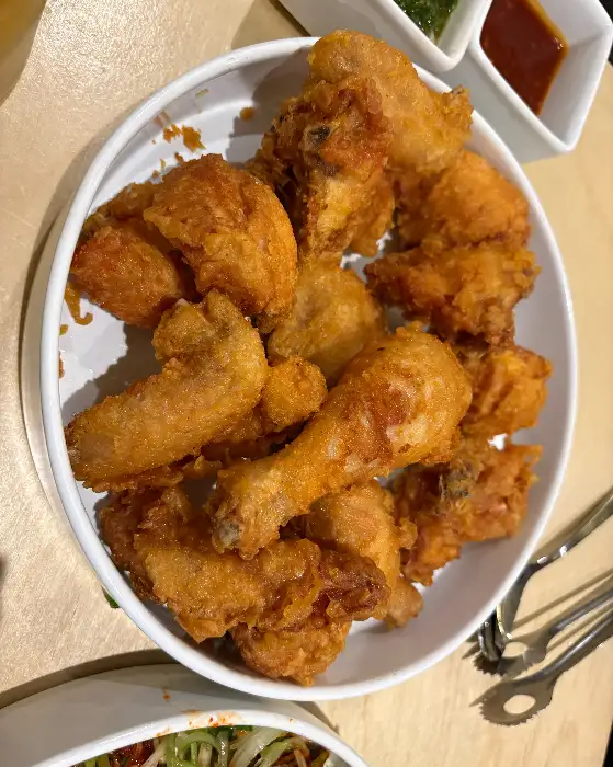 다양한 부위의 치킨이 먹음직스럽게 담긴 접시