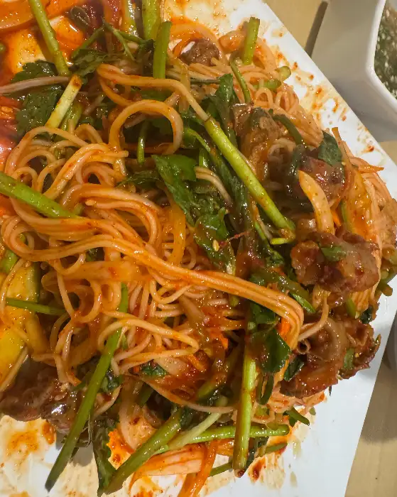 떡볶이, 순대튀김, 감자튀김이 어우러진 푸짐한 메뉴