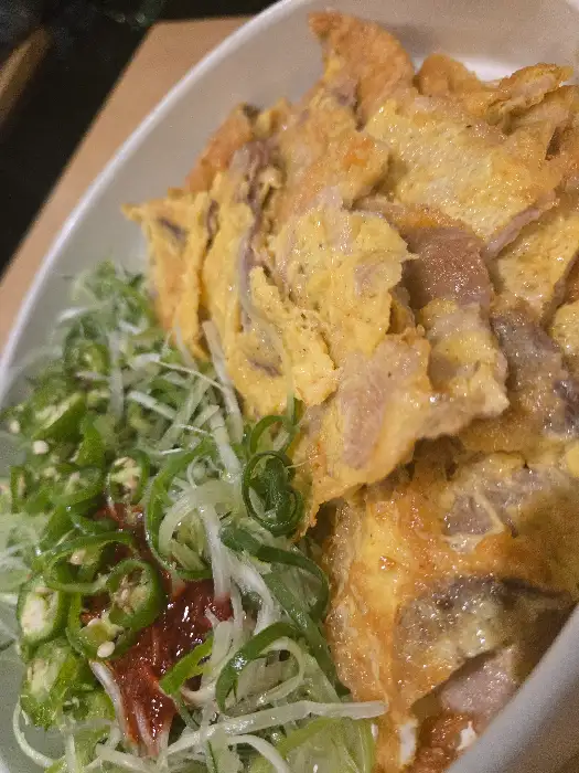 노릇하게 잘 부쳐진 육전과 신선한 파채