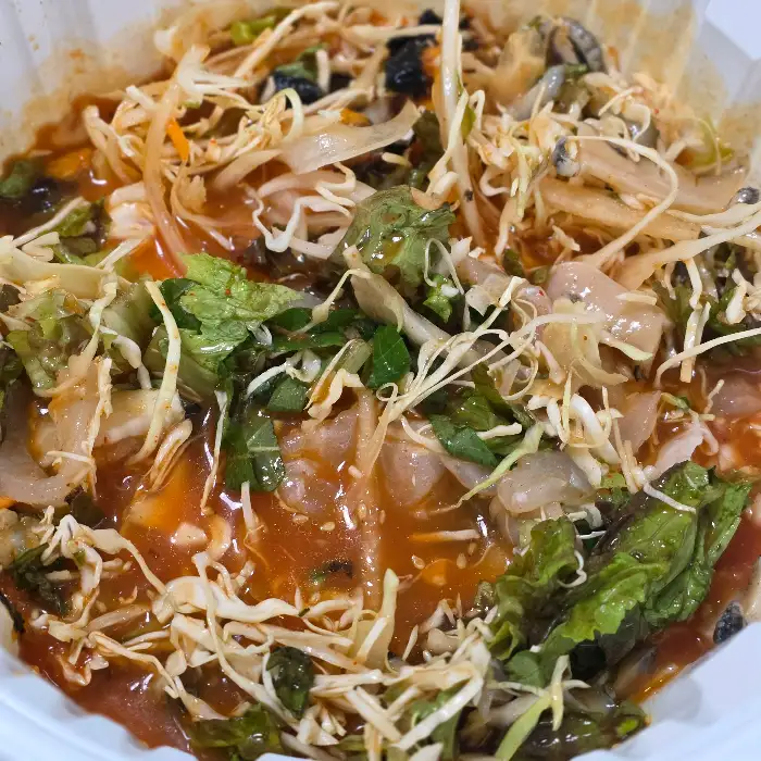 다양한 해산물이 듬뿍 담긴 물회