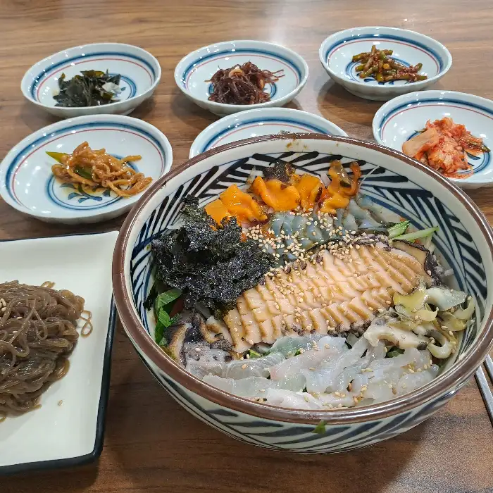 싱싱한 해산물과 채소가 가득한 물회