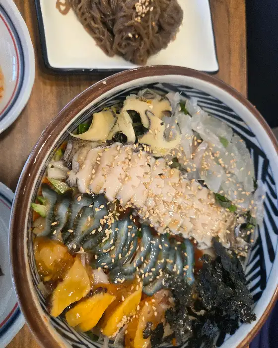 푸짐한 해산물이 돋보이는 물회