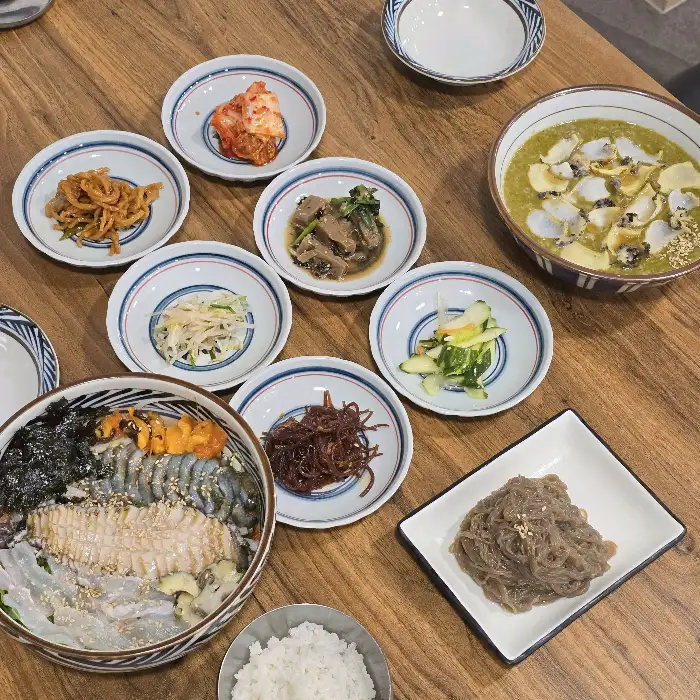 다양한 채소와 해산물이 어우러진 물회