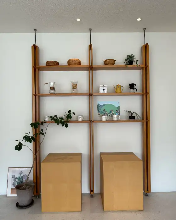 나무 선반에 진열된 여러 물건들