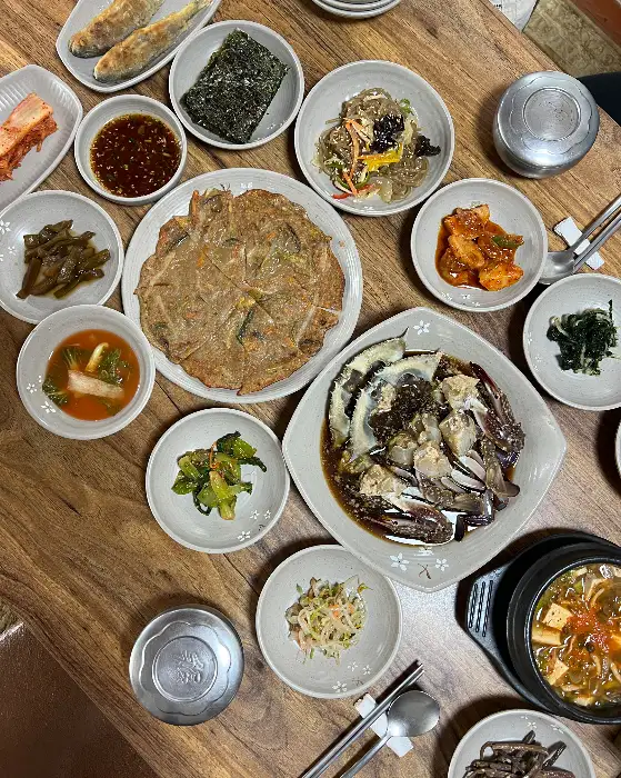 다양한 반찬이 차려진 상차림