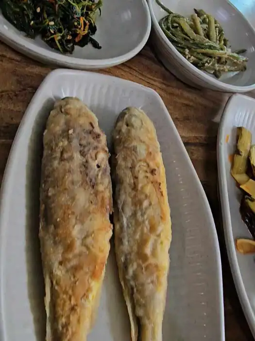 노릇하게 구워진 생선 요리