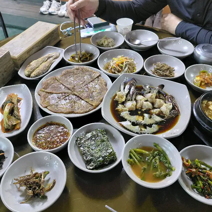 간장게장정식 상차림 일부