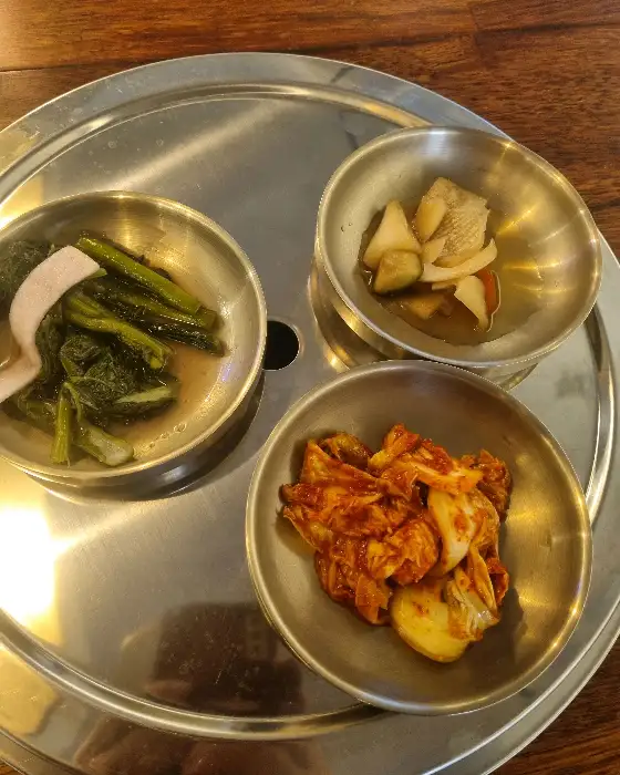 정갈하게 담긴 밑반찬들