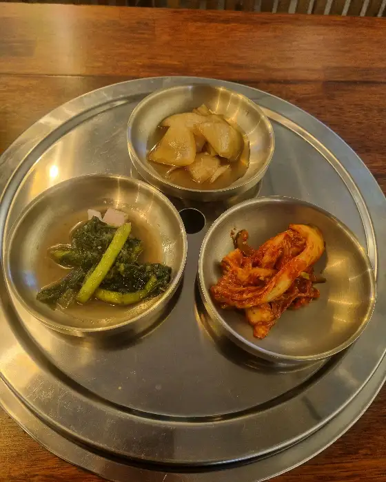 쟁반에 담긴 다양한 밑반찬