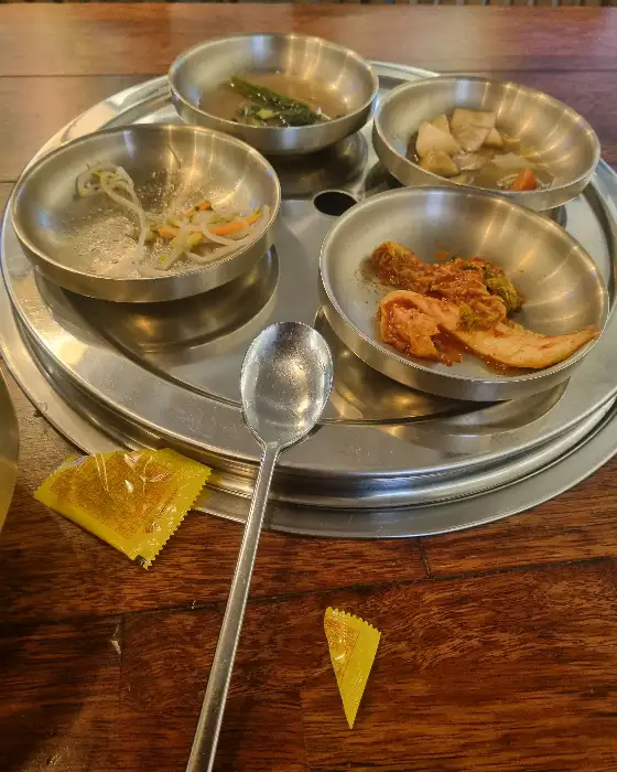 맛있게 구워진 소갈비살 한 점