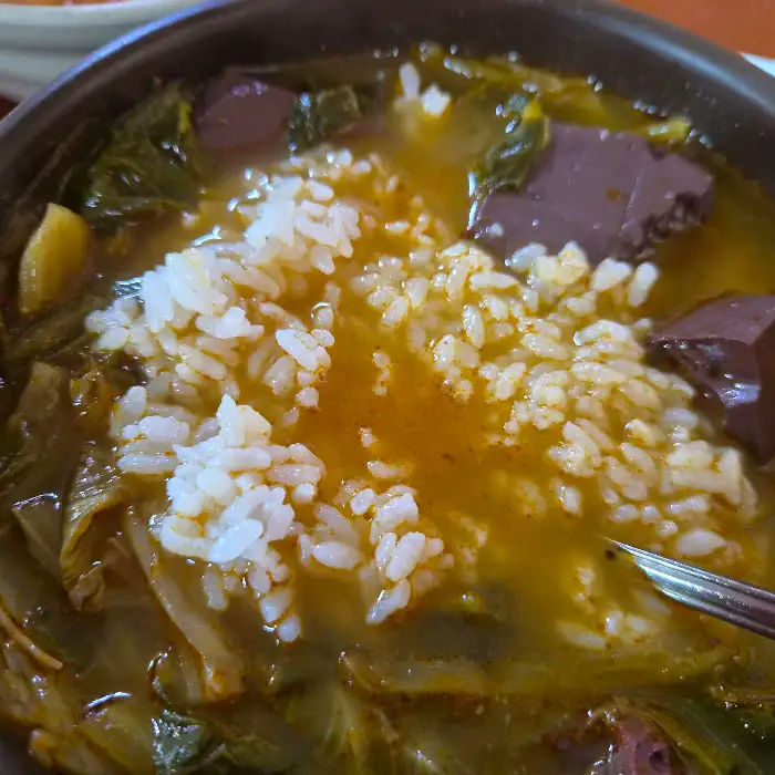 선지해장국에 밥을 말아 먹는 모습