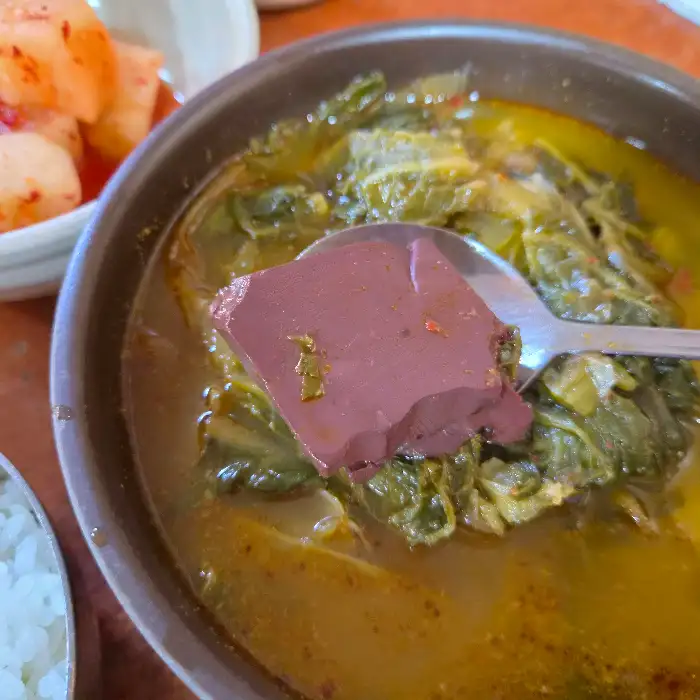 선지 조각을 숟가락으로 뜨는 모습