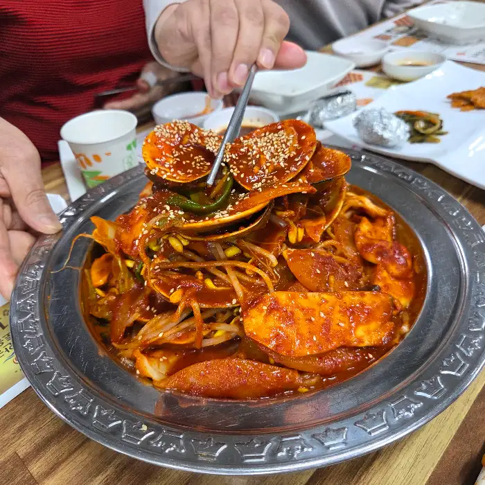 큼직한 백합전이 테이블 중앙을 차지하고 있다.