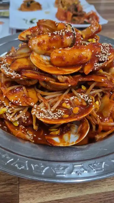 매콤달콤한 양념이 가득한 백합찜.