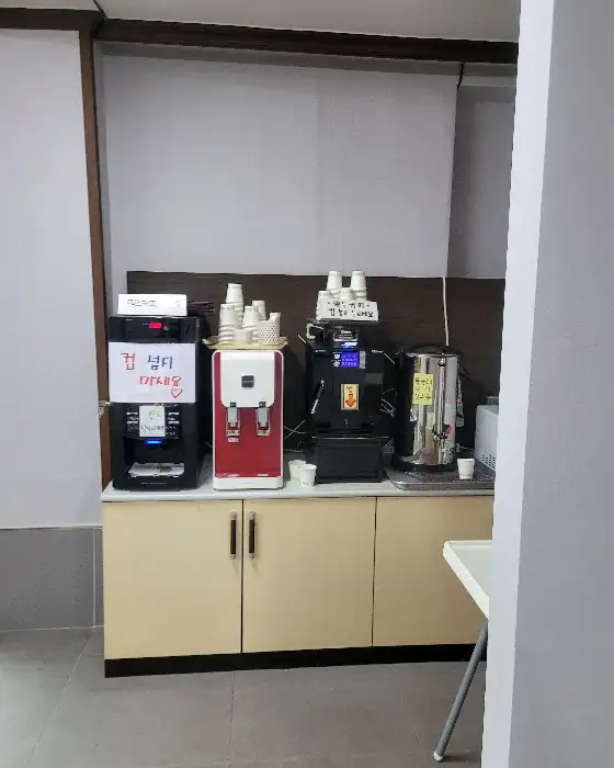 여러 접시에 담겨 나온 다채로운 음식들.