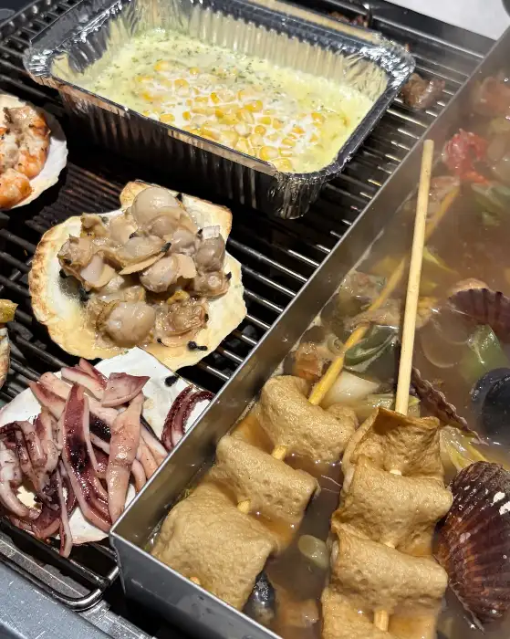 치즈 옥수수 구이와 어묵 꼬치, 조개 구이가 함께 나온 모습