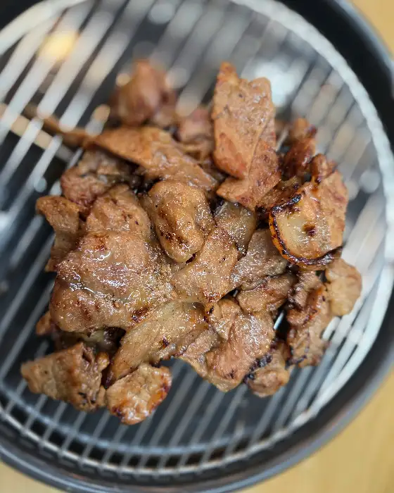 가까이에서 본 숯불고기의 질감. 잘 익은 고기가 먹음직스럽게 보인다.