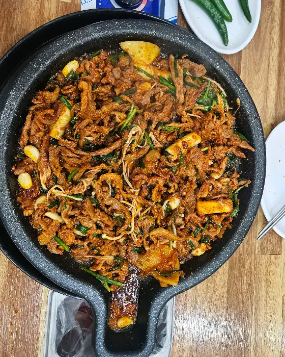 오리 불고기와 곁들임 찬 사진