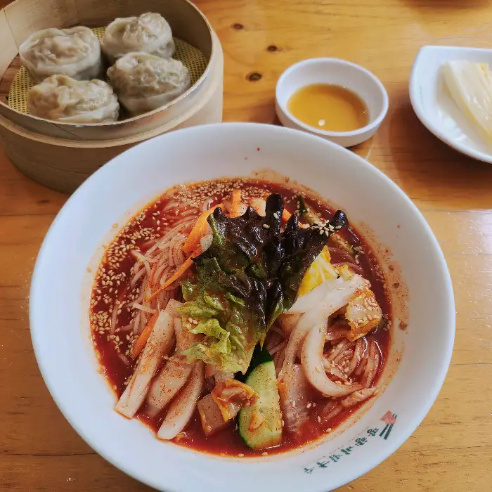 비빔국수와 만두 사진