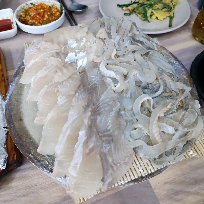 다양한 두께와 모양으로 썰어진 도다리회