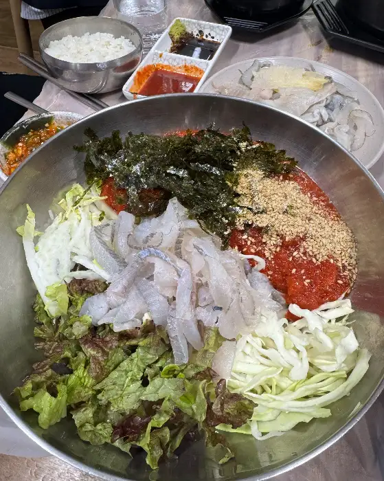 신선한 재료와 새콤달콤한 육수가 어우러진 물회