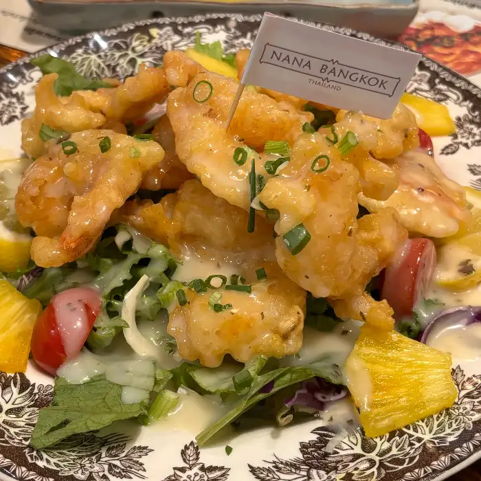 나나방콕 꿍팟퐁커리 상세. 소프트쉘크랩이 튀겨져 있으며, 풍부한 카레 소스와 함께 제공된다.