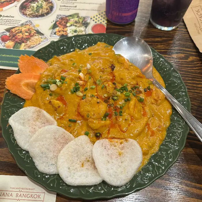 나나방콕 우삼겹 양지 쌀국수. 맑고 깊은 육수에 얇게 썬 우삼겹과 양지가 풍성하게 들어있다.