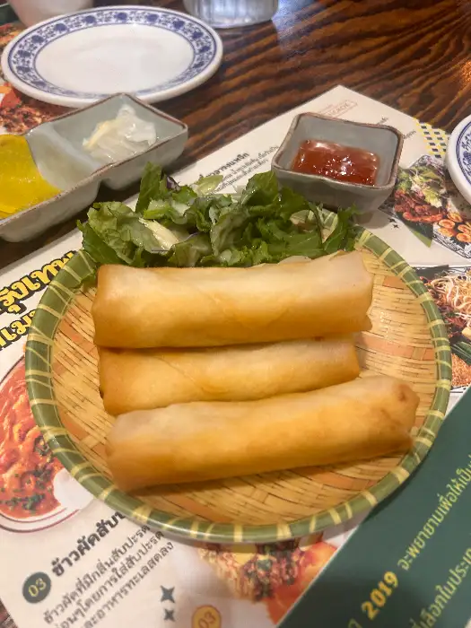 바삭하게 튀겨진 춘권. 겉은 노릇하고 속은 따뜻하게 담겨 나온다.