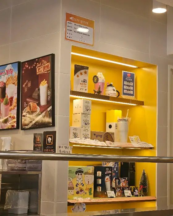 매장 내부의 밝고 아기자기한 소품들