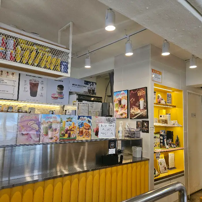 다양한 메뉴를 보여주는 진열대