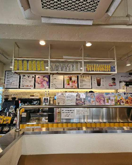 매장 내부의 메뉴 홍보물